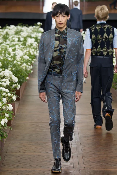 Look 10